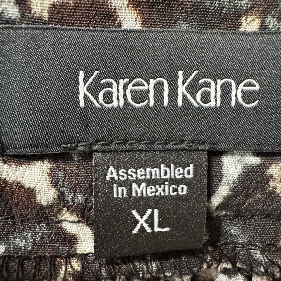 Karen Kane EUC❤️ Black and Cream Abstract Blouse - Picture 3 of 6